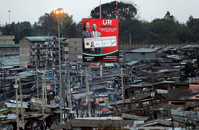 Найроби, Кения. Предвыборный плакат, на котором изображены президент Кении Ухуру Кениата и вице-президент Уильям Руто
