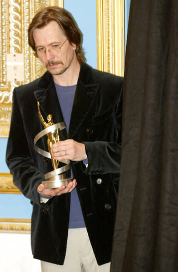 В 1997 году по собственному сценарию, частично основанному на личной истории, Олдман поставил драму «Не глотать». Картина принесла две премии BAFTA (за лучший британский фильм и оригинальный сценарий), а также была включена в конкурсную программу Каннского кинофестиваля
