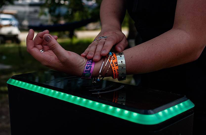 Участница музыкального фестиваля в Теннесси летом прошлого года проходит идентификацию с помощью RFID