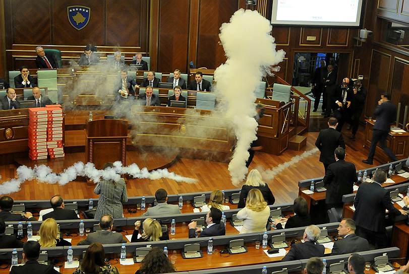 Приштина, Косово. Оппозиционные депутаты пустили слезоточивый газ перед голосованием по демаркации границы с Черногорией