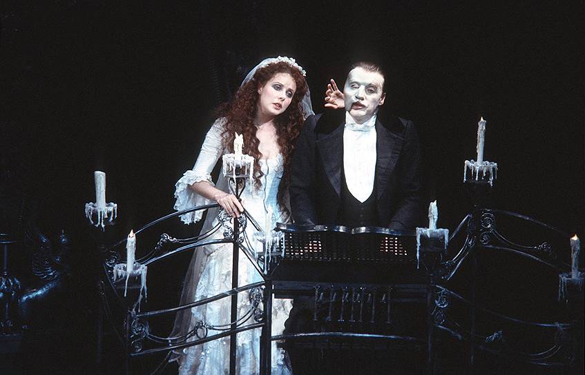 В 1984 году женился на Саре Брайтман (на фото), исполнившей главную партию в еще одном известном мюзикле композитора «Призрак оперы». Постановка была основана на одноименном романе французского писателя Гастона Леру. В 1991 году Уэббер женился в третий раз на спортсменке Мэдлин Гордон   
