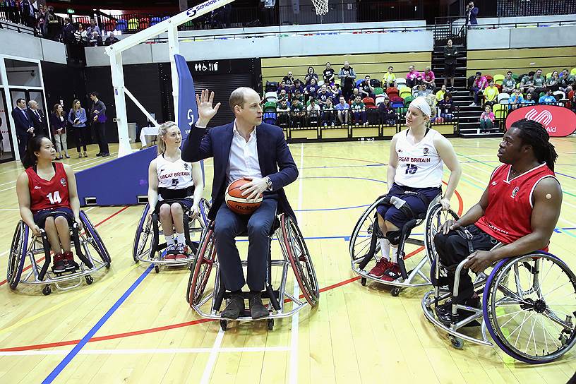 Лондон, Великобритания. Принц Уильям во время встречи с баскетболистами с ограниченными возможностями  