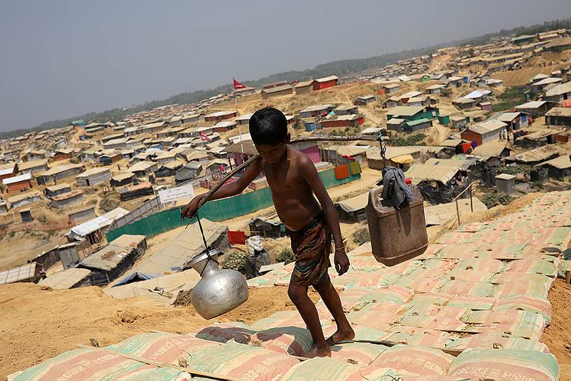 Кокс-Базар, Бангладеш. Мальчик несет воду в лагерь для беженцев-рохинджа