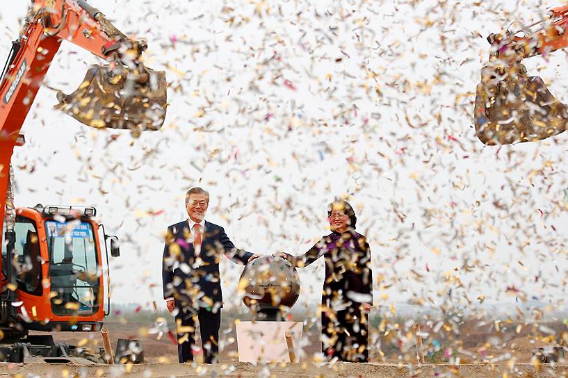 Ханой, Вьетнам. Президент Южной Кореи Мун Чжэ Ин (слева) и вице-президент Вьетнама Данг Тхи Нгок Тхинь во время посещения технопарка 
