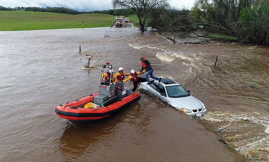 Фолсом, США. Пожарные спасают автолюбителя, чью машину унесло при наводнении