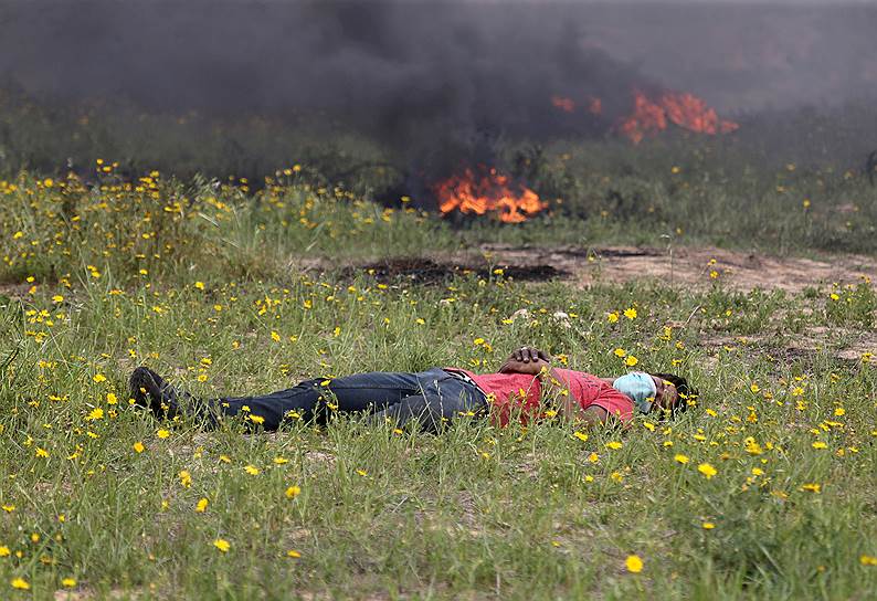Сектор Газа, Палестина. Демонстрант отдыхает после столкновений с израильскими военными