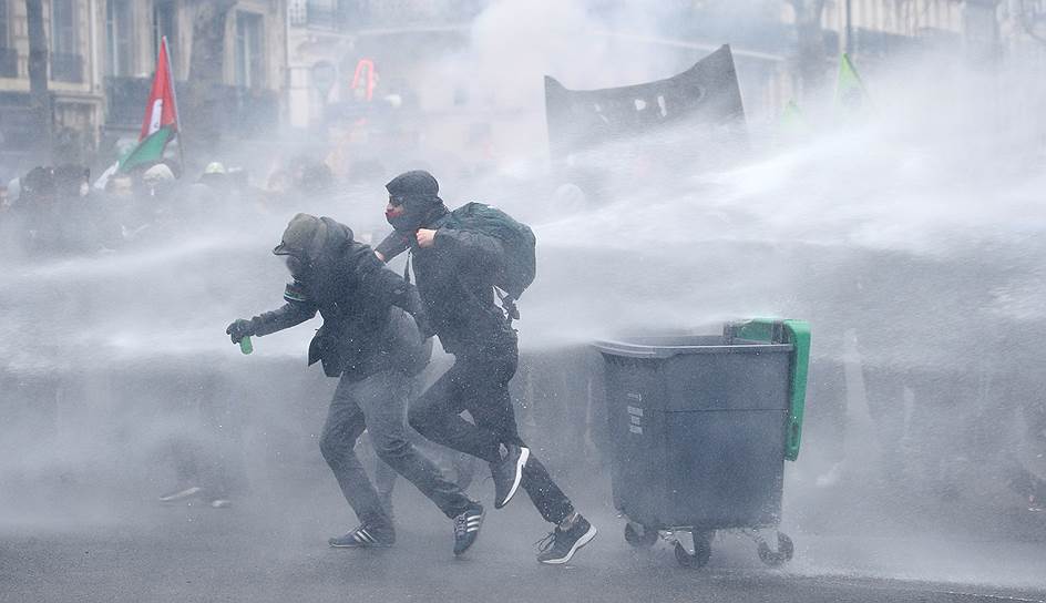 Париж, Франция. Полиция применила водометы во время столкновений с забастовщиками