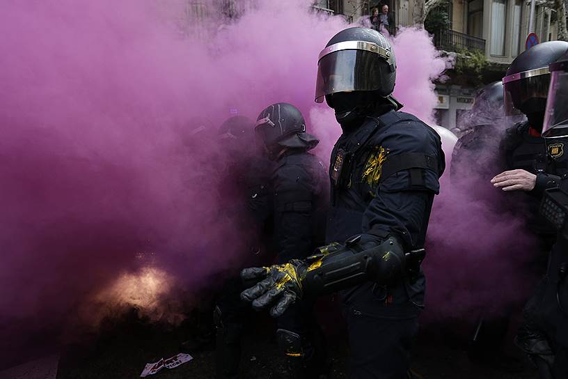 Барселона, Испания. Каталонские полицейские во время столкновений со сторонниками независимости Каталонии, пытающимися прорваться к правительственным зданиям