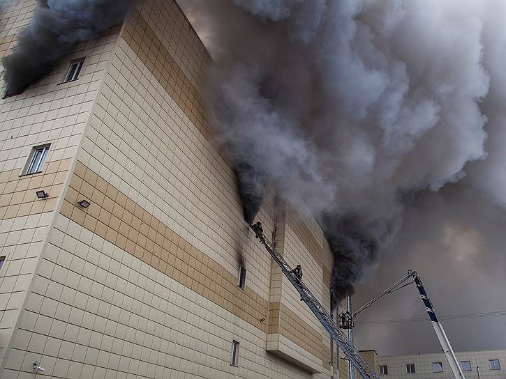 Кемерово, Россия. Тушение пожара в ТРЦ «Зимняя вишня», в результате которого погибли 64 человека