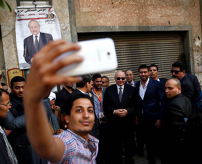 Каир, Египет. Мужчина делает селфи с кандидатом в президенты Египта Мусой Мустафа Мусой (в центре)