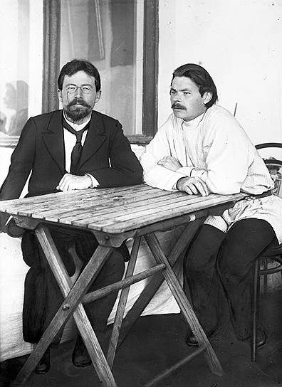 В 1898 году Максим Горький заочно по переписке познакомился с Антоном Чеховым (на фото слева), который посоветовал ему начать писать пьесы 