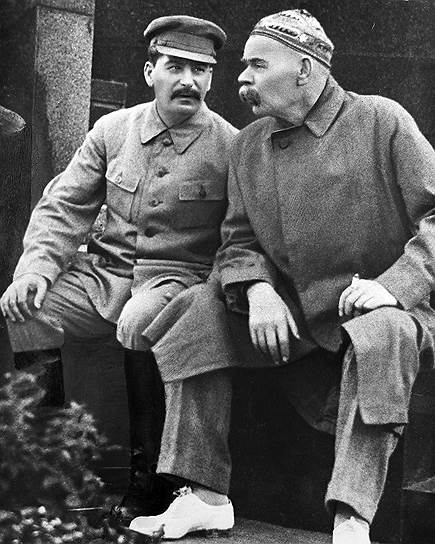 Личное приглашение в СССР Максиму Горькому выслал Иосиф Сталин (на фото слева)