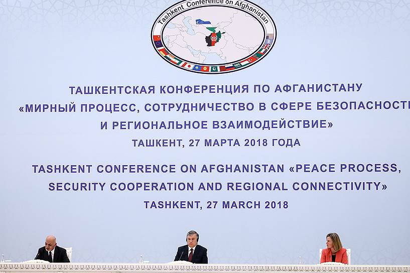 Слева направо: президент Афганистана Ашраф Гани, президент Узбекистана Шавкат Мирзиёев и глава европейской дипломатии Федерика Могерини