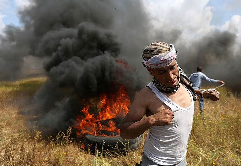 Сектор Газа. Участник акции протеста «Марш возвращения» во время столкновений с израильскими военными  