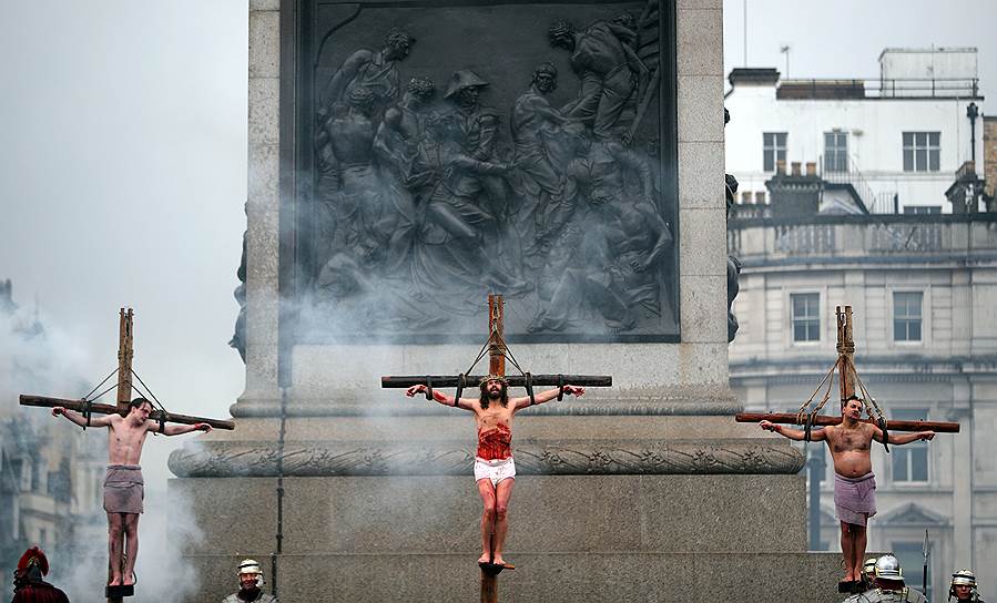 Лондон, Великобритания. Актер Джеймс Берк-Дансмор изображает Иисуса Христа в постановке «Страсти Христовы» на Трафальгарской площади