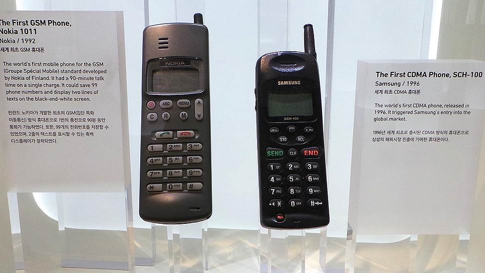 10 ноября 1992 года был выпущен Nokia 1011 — первый серийный GSM-телефон. Как заявляли представители компании, Nokia 1011 стал первым в мире GSM-телефоном с возможностью отправки и получения СМС-сообщений. Память позволяла хранить до 99 контактов. Стоимость телефона составляла 2,5 тыс. дойчмарок (около €1,8 тыс.). Выпускался он до 1994 года, когда были представлены модели Nokia 2010 и Nokia 2110