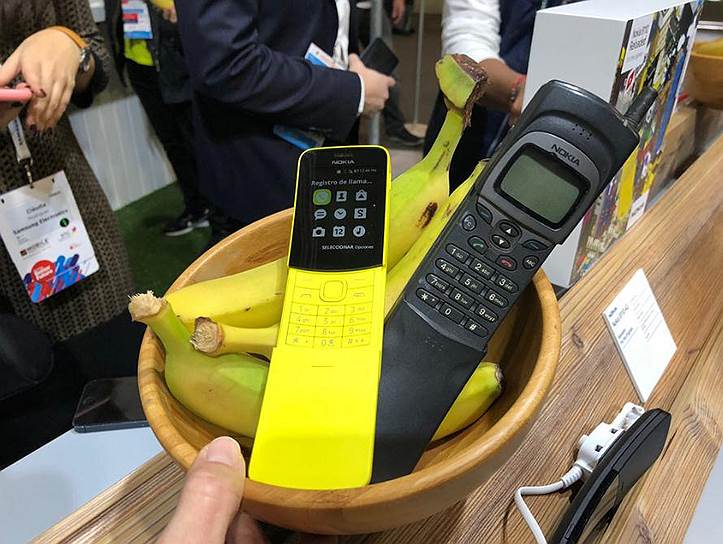 9 сентября 1996 года был представлен первый в мире полноценный слайдер Nokia 8110. Приобрел известность благодаря фильму «Матрица», персонаж которого Нео использовал эту модель. За необычную форму телефон прозвали «банан». В 2018 году устройство обрело второе дыхание: был презентован Nokia 8110 4G&lt;br> 
На фото: старая и новая модели Nokia 8110