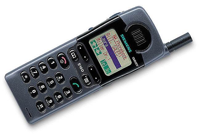 В 1997 году вышел Siemens S10 — первый телефон, в котором был цветной дисплей, отображавший четыре цвета: красный, синий, зеленый и белый. Также в нем была функция записи до 20 секунд аудио