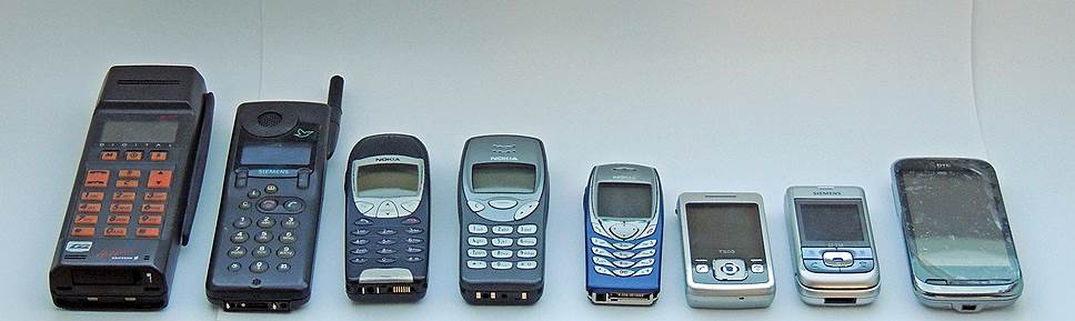 18 марта 1999 года был представлен телефон Nokia 3210, один из самых успешных в истории и первый популярный телефон со встроенной функцией T9. На момент своего выхода и до выхода Nokia 1100 в 2003 году он был самым продаваемым телефоном в мире с количеством проданных копий 160 млн&lt;br> 
На фото слева направо: Ericsson GH172 (1992), Siemens S6 (1997), Nokia 6210 (2000), Nokia 3210 (1999), Nokia 6100 (2003), Sony-Ericsson T303 (2008), Siemens CF110 (2006), HTC Touch Pro 2 (2009)
