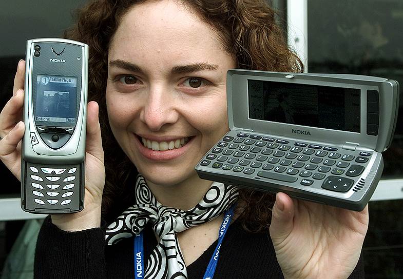 В 2002 году вышел Sanyo SCP-5300 — первый телефон со встроенной камерой. Тем не менее телефон не приобрел большую популярность из-за малой узнаваемости бренда и плохого качества снимков. В том же году вышел Nokia 7650, в котором была камера на 0,3 мегапикселя, что позволяло различать снимки. Эта модель повлияла на производство телефонов со встроенными камерами другими брендами&lt;br> 
На фото: Nokia 7650 (слева)