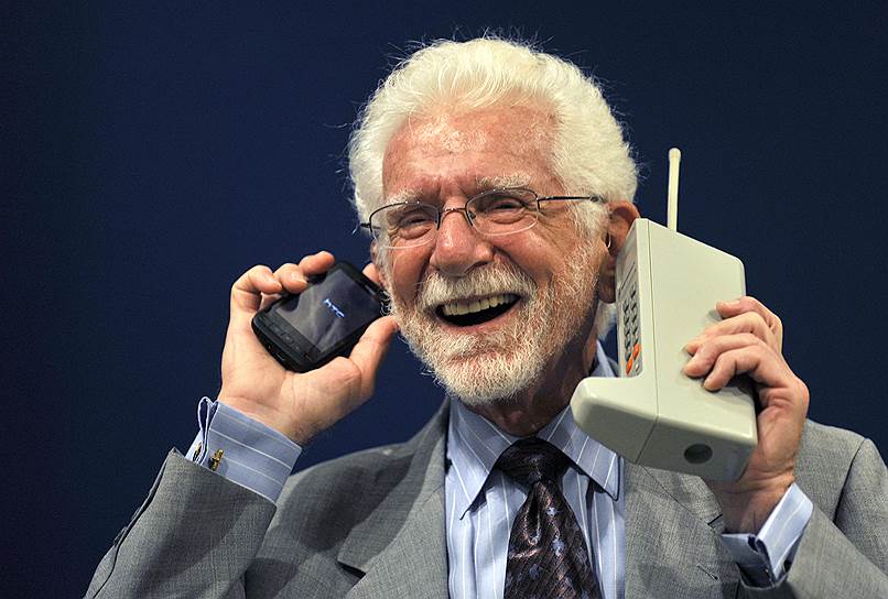 В 1973 году был выпущен первый прототип портативного мобильного телефона — Motorola DynaTAC. Именно с него был совершен первый звонок. Вес устройства составлял почти 1,2 кг, на передней панели было расположено 12 клавиш — 10 цифровых и 2 для отправки вызова и прекращения разговора. Дополнительные функции и дисплей отсутствовали. В режиме ожидания телефон мог работать до восьми часов, в режиме разговора — около одного часа (по другим данным — всего 35 минут). Время зарядки составляло более десяти часов. До 1983 года было создано пять прототипов&lt;br> 
На фото: Мартин Купер с современной моделью телефона и Motorola DynaTAC (справа), 2009 год