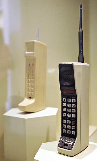 13 июня 1983 года был выпущен первый коммерческий мобильный телефон DynaTAC 8000X, разработка которого велась десять лет и обошлась в $100 млн. Вес телефона превышал 780 г. В режиме разговора аккумулятора хватало на один час. В телефонную книгу можно было занести 30 контактов, имелась одна мелодия. Стоимость телефона составляла более $3,9 тыс.