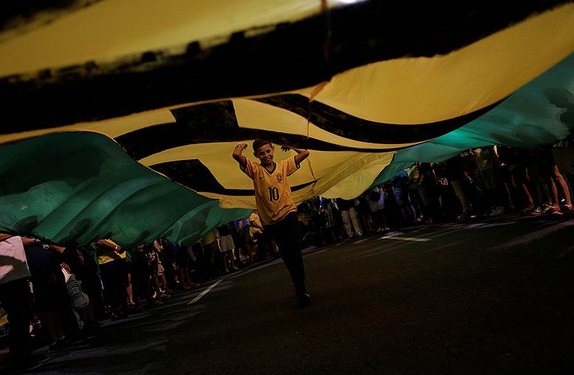 Рио-де-Жанейро, Бразилия. Демонстранты развернули гигантский флаг с требованием арестовать бывшего президента Бразилии Луиса Да Силву
