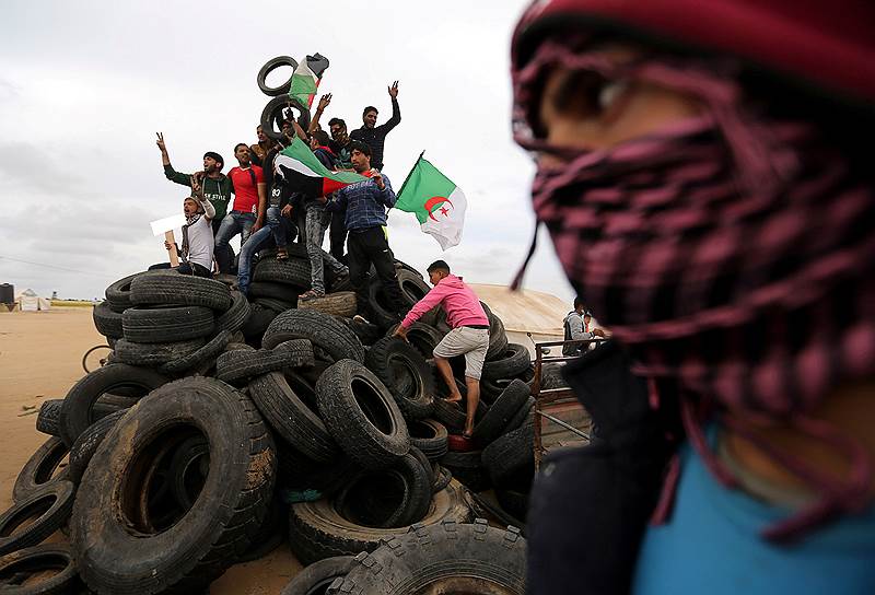 Сектор Газа. Палестинские активисты собрали шины у границы с Израилем, чтобы их сжечь