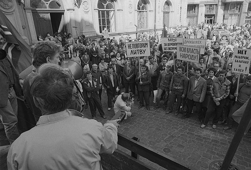 Митинг протеста, организованный в Риге в мае 1990 года Интернациональным фронтом трудящихся Латвийской ССР, против принятия декларации «О восстановлении независимости Латвийской Республики»