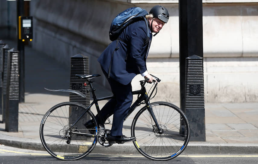 Лондон. Мэр британской столицы Борис Джонсон добирается на велосипеде до работы, 2016 год