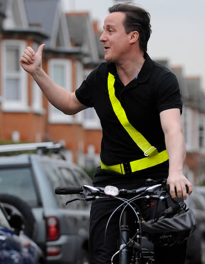 Лондон. Лидер Консервативной партии Дэвид Кэмерон во время велопрогулки около своего дома, 2010 год
