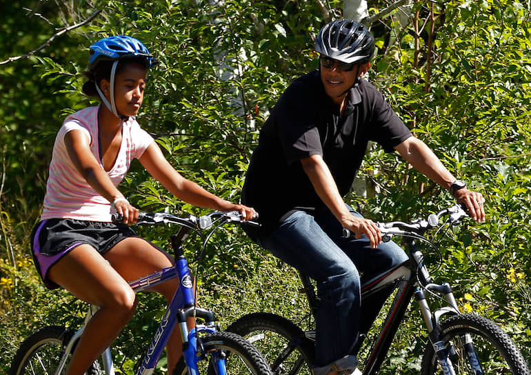Остров Мартас-Винъярд, США. Американский президент Барак Обама с дочерью во время семейного отдыха, 2011 год