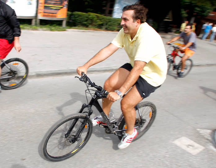 Блед, Словения. Президент Грузии Михаил Саакашвили  катается на велосипеде перед началом Международного стратегического форума, 2007 год