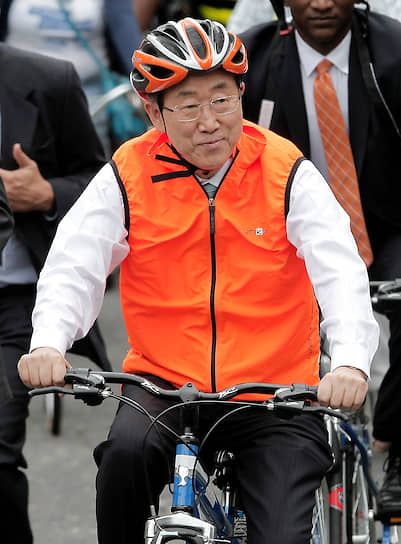 Сан-Хосе, Коста-Рика. Генеральный секретарь ООН Пан Ги Мун перед переговорами продвигает велосипед как экологически чистый вид транспорта, 2014 год