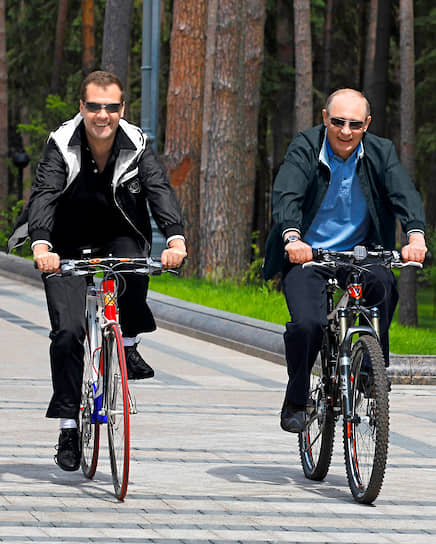 Московская область. Президент России Дмитрий Медведев (слева) и премьер-министр Владимир Путин катаются на велосипедах в резиденции «Горки», 2011 год
