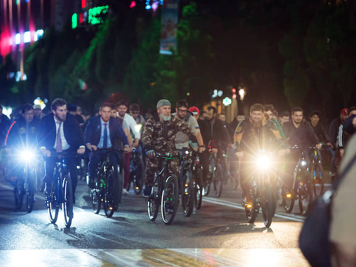 Грозный. Глава Чечни Рамзан Кадыров (на переднем плане справа) на презентации велопроекта Smart Track, 2017 год