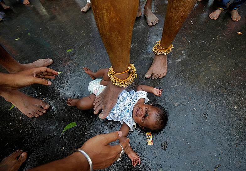 Бандел, Индия. Индуистский обряд благословления ребенка 