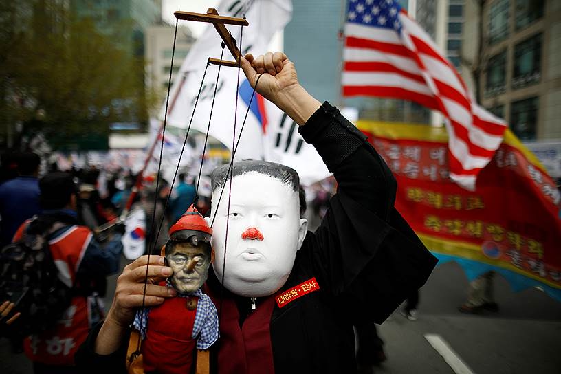 Сеул, Южная Корея. Демонстрант в маске Ким Чен Ына на акции в поддержку бывшего президента Южной Кореи Пак Кын Хе, приговоренной к 24 годам заключения