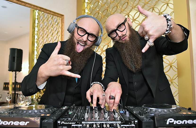 DJ S-Brothers (братья Смирновы) во время благотворительного бала Фонда имени Михаила Рудяка в банкетном зале Triumph Event Hall