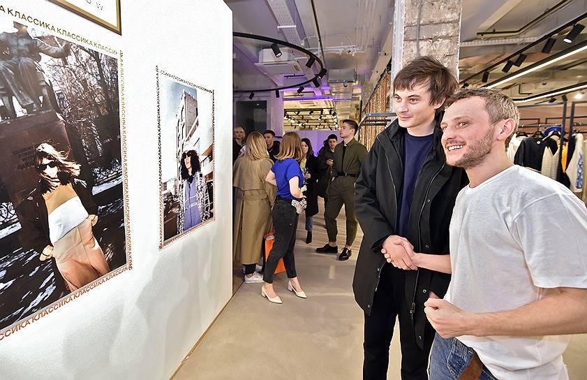Стилист Андрей Артемов (справа) и художник-модельер Александр Терехов во время презентации коллекции Reebok Classic X Walk of Shame в ЦУМе