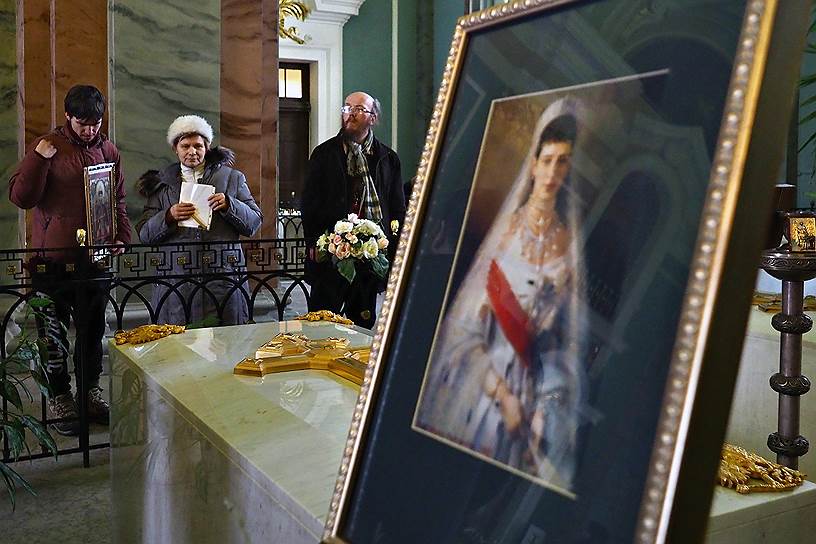 Портрет императрицы Марии Федоровны — супруги императора Александра III — украшает ее надгробие в Петропавловском соборе