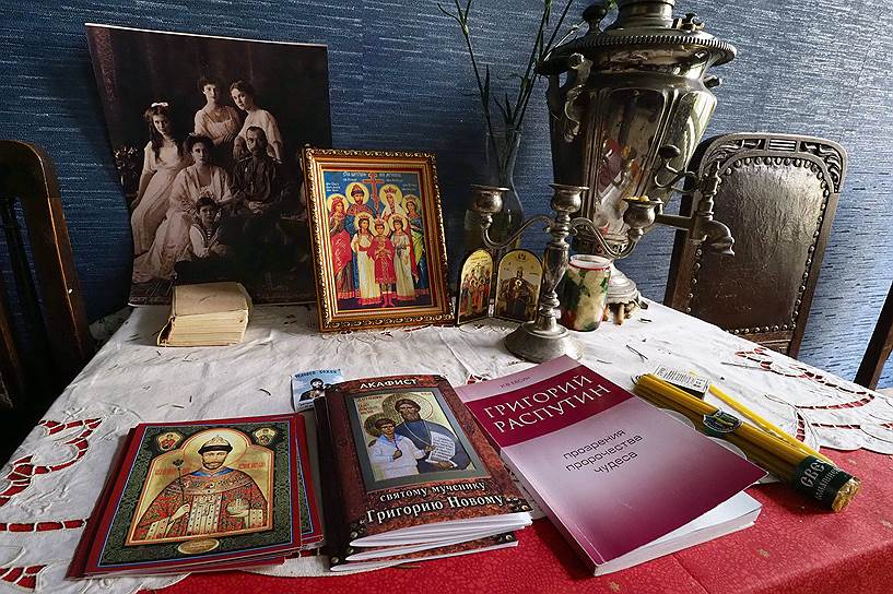 В квартиру Распутина светские люди передают мебель и литературу на разных языках о «старце». Его почитатели книги тоже приносят — соответствующие