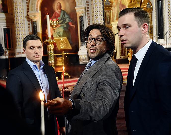 Москва, храм Христа Спасителя. Телеведущий Андрей Малахов (в центре) во время богослужения