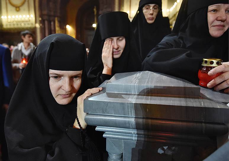 Москва, храм Христа Спасителя. Монахини во время пасхальной заутрени и божественной литургии