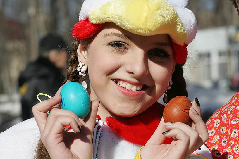 Нижний Новгород. Девушка с пасхальными яйцами
