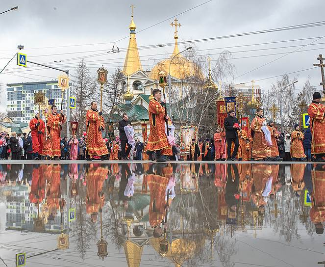 Новосибирск. Освещение пасхальный куличей и традиционный крестный ход