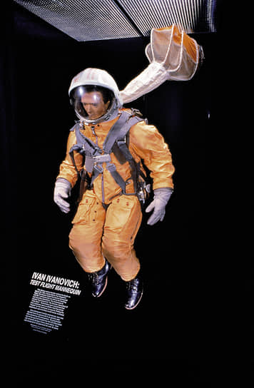 Политик также выкупил &lt;B>за $189,5 тыс. манекен «Иван Иванович»&lt;/B>, который отправили в космос перед Юрием Гагариным. Сейчас он находится в Национальном музее авиации и космонавтики в США