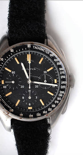 В октябре 2015 года на аукционе в Бостоне &lt;B>за $1,6 млн&lt;/B> были проданы &lt;B>часы Bulova командира миссии Apollo-15 Дейва Скотта.&lt;/B> Астронавт носил их поверх скафандра при высадке на Луну в 1971 году