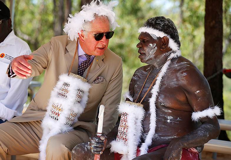 Нуланбеи, Австралия. Британский принц Чарльз с аборигеном во время посещения Северной территории