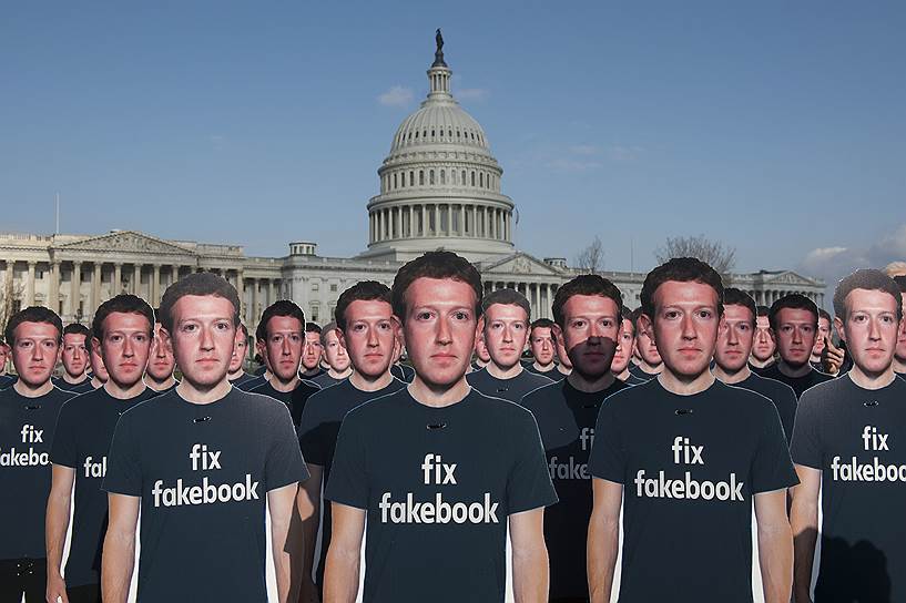 Вашингтон, США.  Изображения главы Facebook Марка Цукерберга у здания Конгресса США накануне слушаний о защите персональных данных